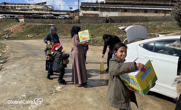구호 물품을 지급받은 난민들