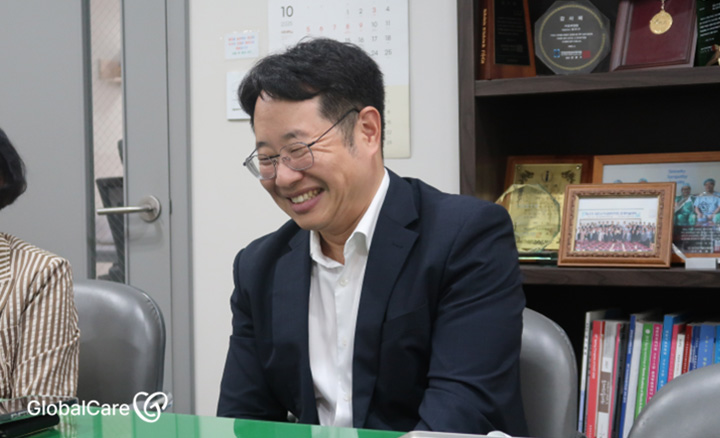 나눔의 의미에 대해 말씀하시며 환하게 웃으시는 최우진 후원자님