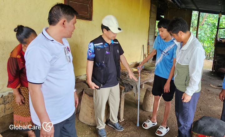 목발을 받고 사용해보는 불발탄 피해 청소년과 가족들
