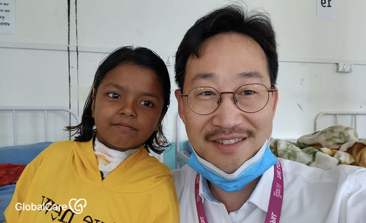 건강을 되찾은 환자와 장재성 코디네이터(오른쪽)