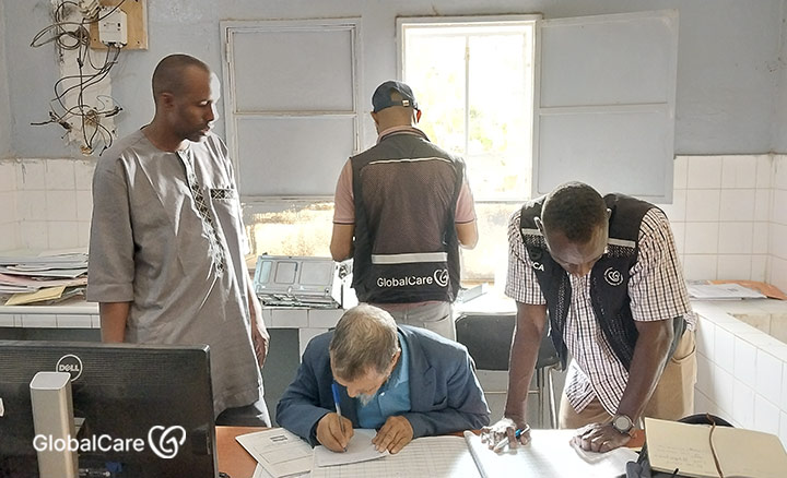 지역 보건소에서 환자 데이터를 확인하는 보건소 간호사와 글로벌케어 모리타니 직원들  ​
