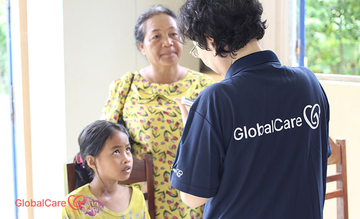 아이에게 약 먹는 법을 설명하는 손영옥 코디네이터