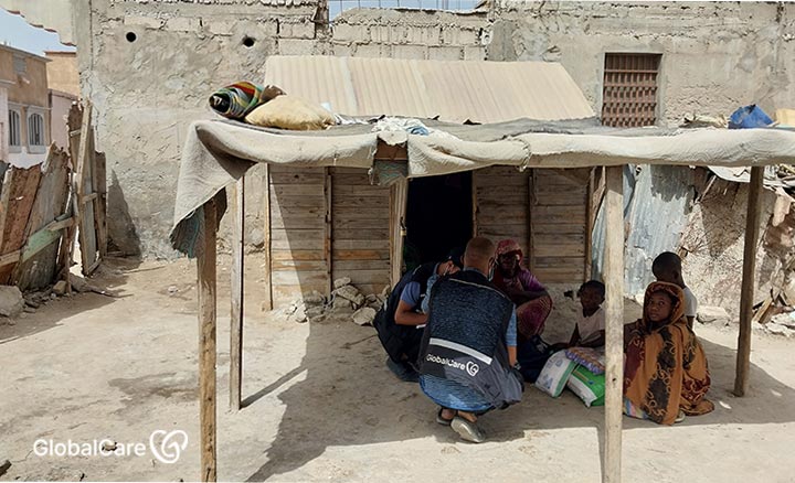 결핵 환자 가정을 방문한 글로벌케어 모리타니 직원들