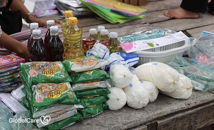 캄보디아 주민들에게 나누어 준 식료품