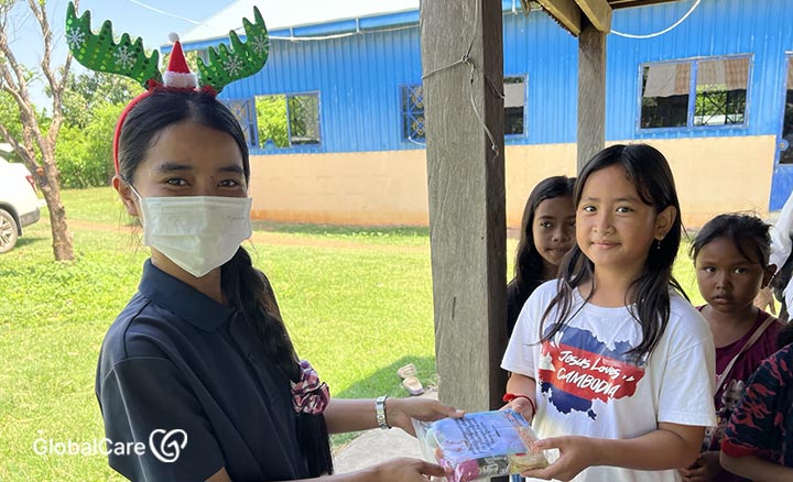 학용품을 선물받은 캄보디아 어린이