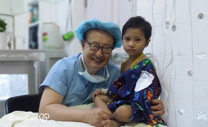 선천성 안면기형 수술 환아와 함께 웃고 있는 고(故) 최재홍 후원자님