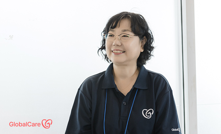 환하게 웃고 있는 손영옥 코디네이터