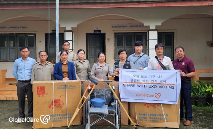 보조기구 배분을 위해 모인 도 공무원들과 글로벌케어 라오스