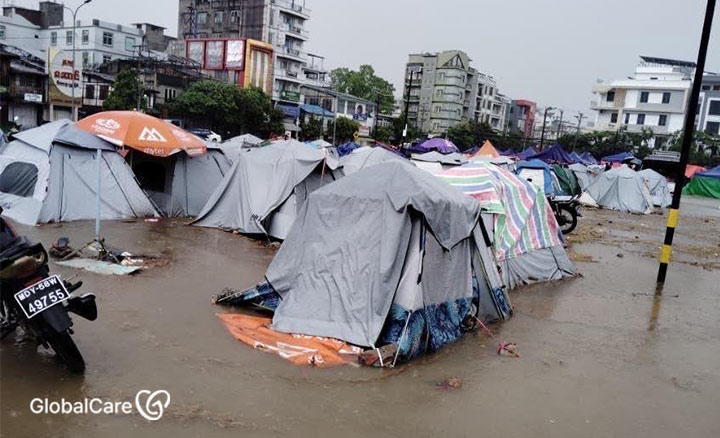 지진으로 집이 무너진 주민들이 거주하는 임시 텐트촌
