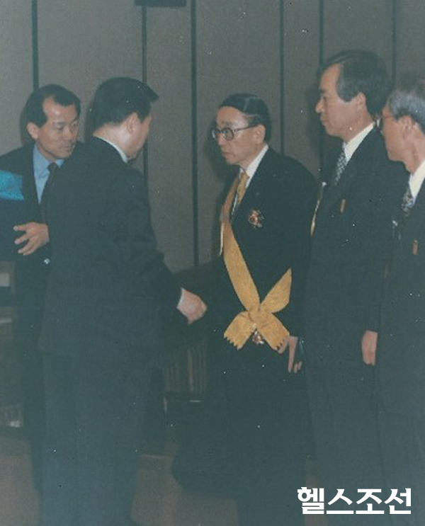1999년 김대중 대통령으로부터 국민훈장 무궁화장을 받았다.