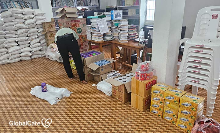 식량키트를 준비하는 현지 직원