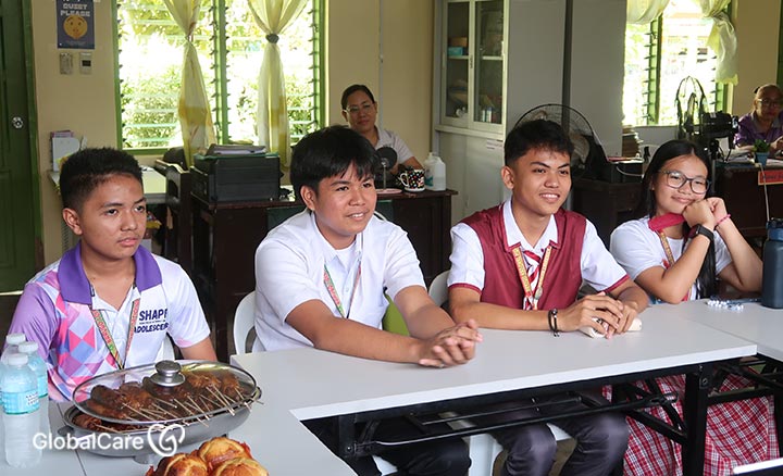 인터뷰에 답변하고 있는 또래교육자