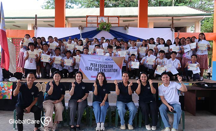 또래교육자 연말 행사에서 환하게 웃고 있는 학생들