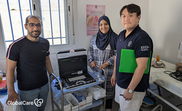 보건소에 방문하여 초음파기기를 살펴보는 글로벌케어 모로코 직원들