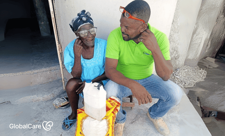 식량을 배분해준 직원에게 감사를 전하는 라고나브 섬 주민