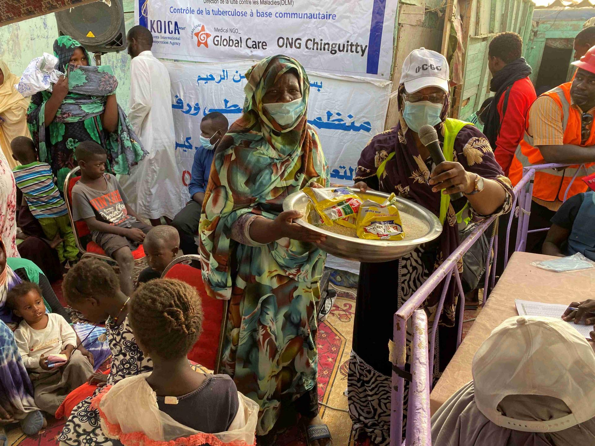 식량을 받은 모리타니 여성