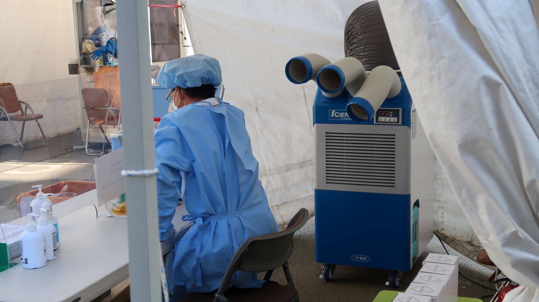 선별진료소 의료진의 모습