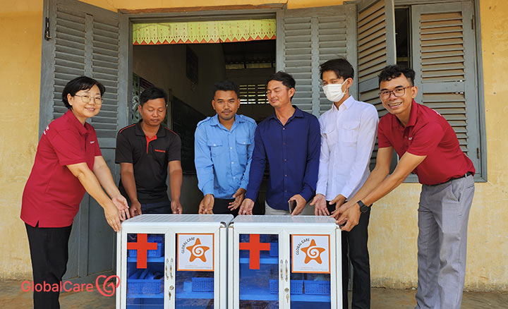 학교 보건함 설치 후 관계자들과 함께(왼쪽)