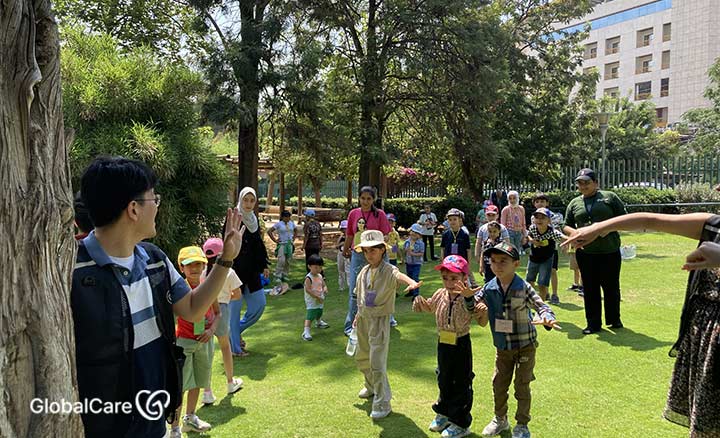 글로벌케어가 운영하는 난민 어린이 센터에서 예체능 수업에 참여하는 시리아 아동들