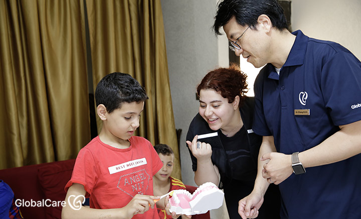 구강보건교육 중 양치를 연습해보는 난민 어린이