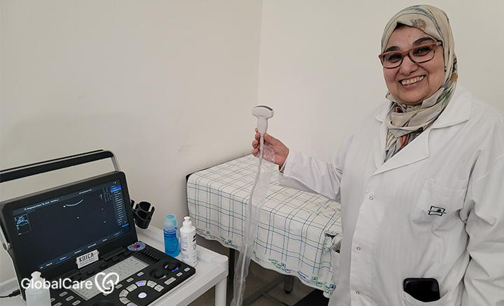 새 초음파 기기를 사용하며 환하게 웃고 있는 의사