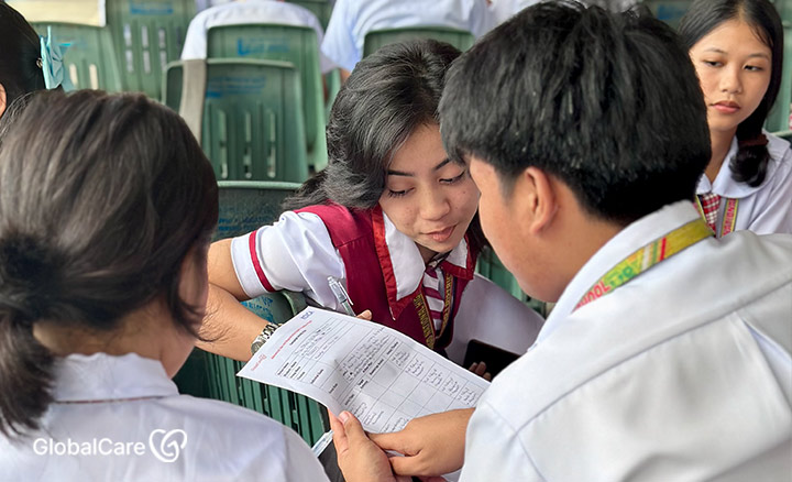 교내 캠페인 준비를 위해 논의하는 또래교육자