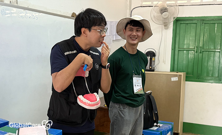 구강보건교육을 진행하고 있는 한국인 자원봉사자