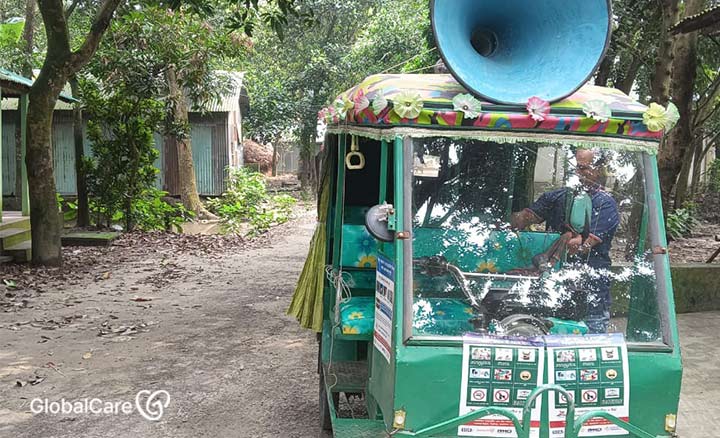 캠프 홍보에 사용된 릭샤와 대형 스피커