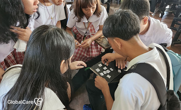 건강한 성교육 수업에서 정확한 용어를 게임을 통해 학습하는 청소년들