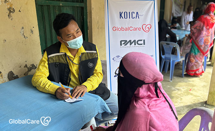 자신의 건강상태에 대해 상담받는 주민