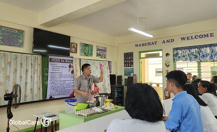 달걀을 활용해 성과 관련된 수업을 진행하는 교사