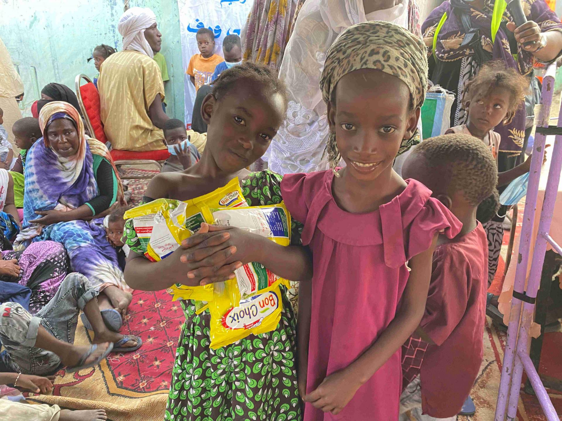 식량을 받은 모리타니 소녀들