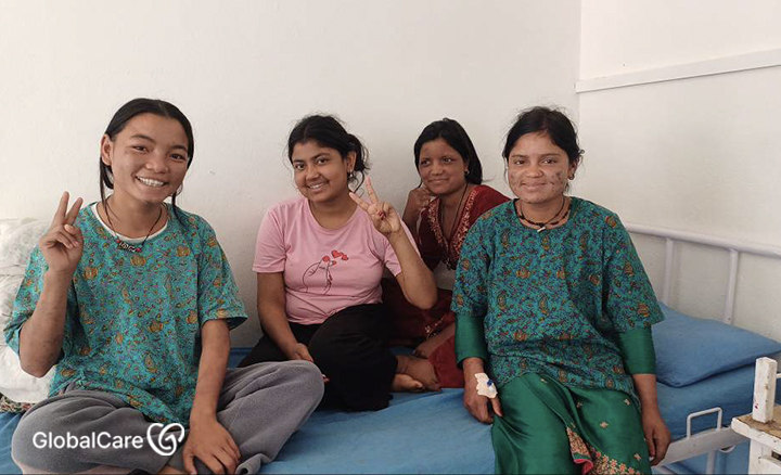 회복한 환자(오른쪽)와 가족들