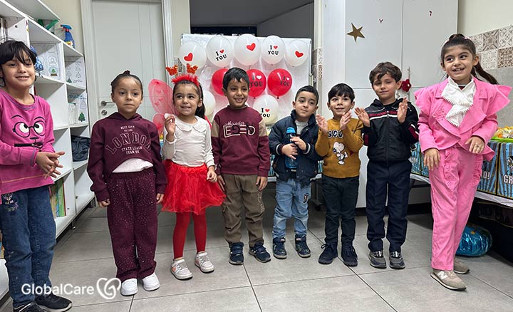 크리스마스 파티 중 간식을 먹고 있는 어린이들