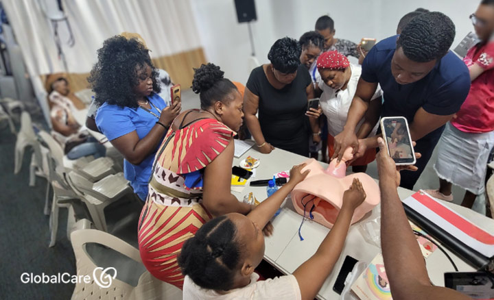 가정 분만 대응 실습 교육을 듣는 모성보건요원