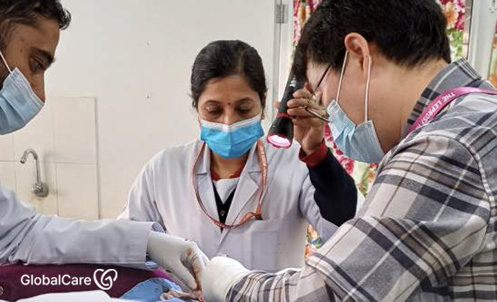 응급처치를 하고 있는 장재성 코디네이터