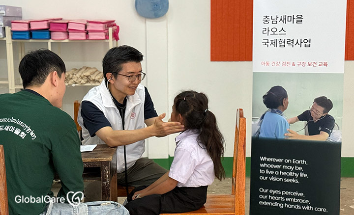 쌈판나 초등학교 학생을 진료하고 있는 글로벌케어 오석 대표