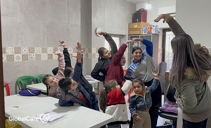 글로벌케어가 운영하는 난민 어린이 센터에서 예체능 수업에 참여하는 시리아 아동들