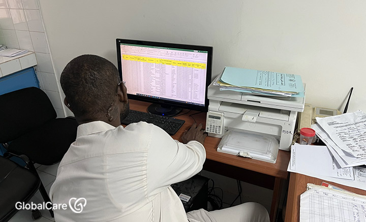 환자 데이터를 입력하고 있는 보건소 간호사