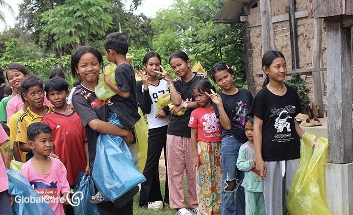 생필품을 선물받고 환하게 웃고 있는 캄보디아 어린이들