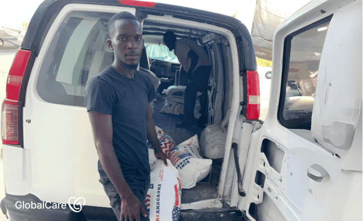 주민들에게 배분할 식량을 운반하는 직원