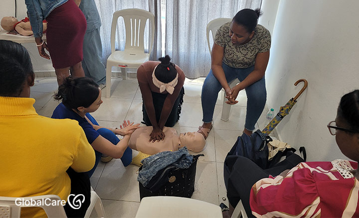 응급상황 대응을 위해 CPR 실습을 모성보건요원