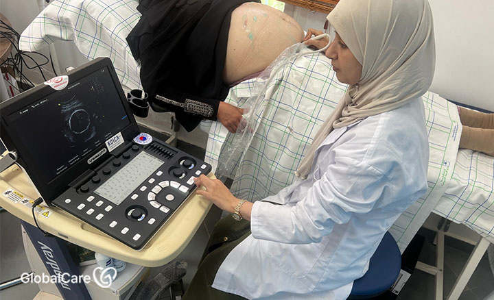 보건소에 방문한 산모를 진료하는 의사