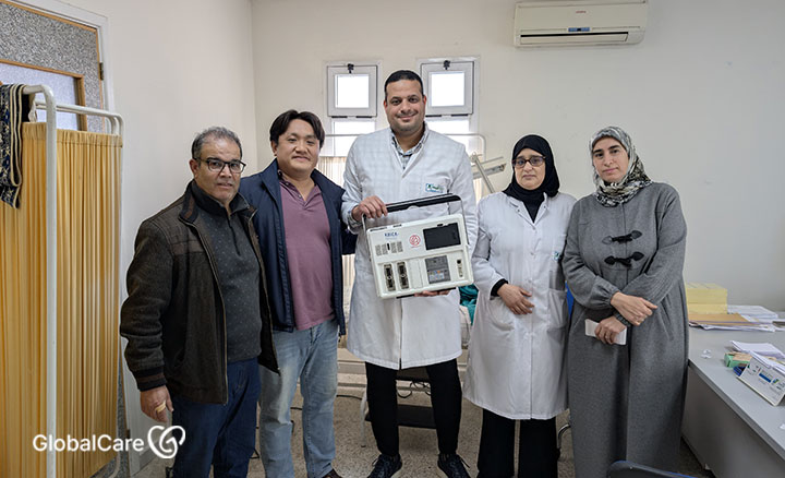 새 초음파 기기를 지원받은 보건소 의사