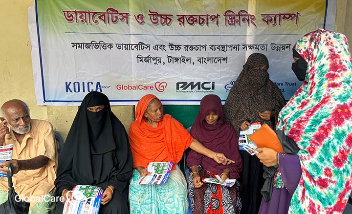 스크리닝 캠프에 참여아여 검진을 기다리는 주민들