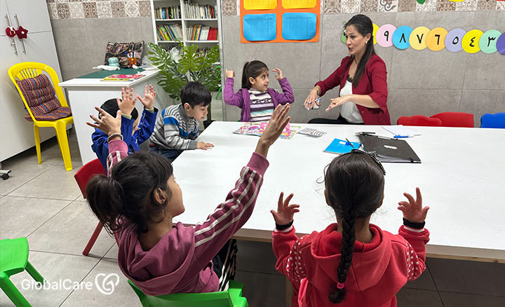 즐겁게 수업에 참여하고 있는 난민 아동들