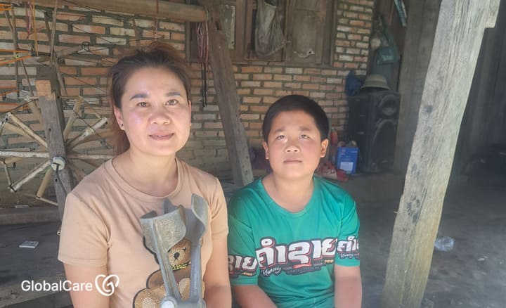 목발을 배분받은 잉 씨와 아들