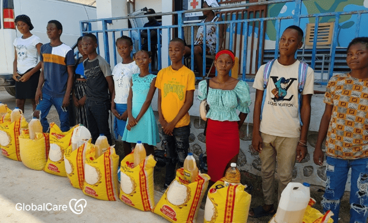 긴급 식량을 지원받은 라고나브 섬 주민들