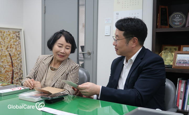 어머니 이매분 후원자님과 함께 아버지의 사진을 보며 이야기를 나누고 있는 최우진 후원자님