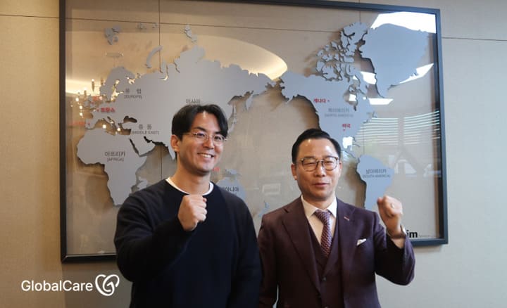 인터뷰를 마치며 기념 촬영 중인 송희섭 마케팅팀 팀장(왼쪽)과 김기원 후원자님(오른쪽)